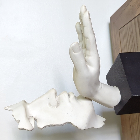 Blow a Kiss Sculpture on Block Base Leonardo Da Vinci Vitruvian Collection 2005 - Picture 8 of 8